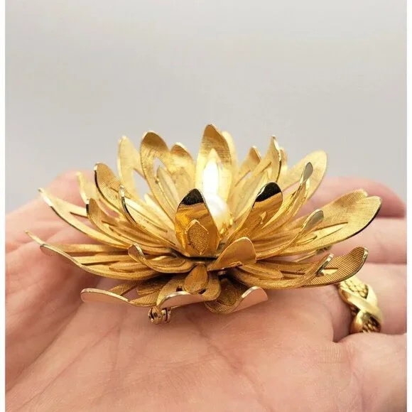 Vtg 1960s Emmons Goldtone Blooming Dahlia Flower Petal Brooch Faux Pearl Center - Picture 3 of 14